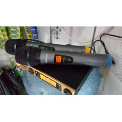 Модел Безжичен микрофон SHURE SH-588D с приемник 100 метра обхват.